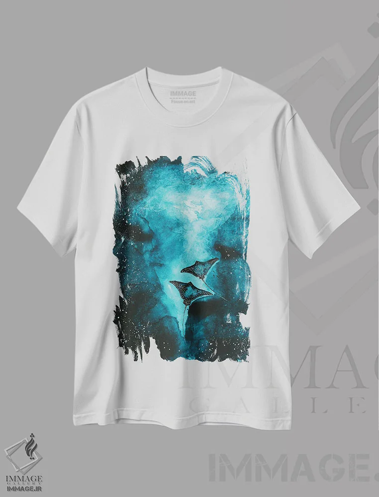 تیشرت سفید طرح دار کهکشان مانتارای ها، دکور ساحلی اثر کارلی پرولد | فروشگاه ایماژ