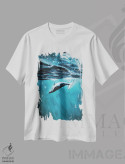 تیشرت سفید طرح دار نهنگ زیر آب، تزئینی اثر کارلی پرولد | فروشگاه ایماژ
