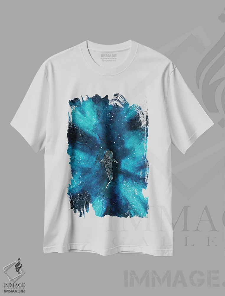 تیشرت سفید طرح دار کهکشان کوسه نهنگ، تزئینی اثر کارلی پرولد | فروشگاه ایماژ