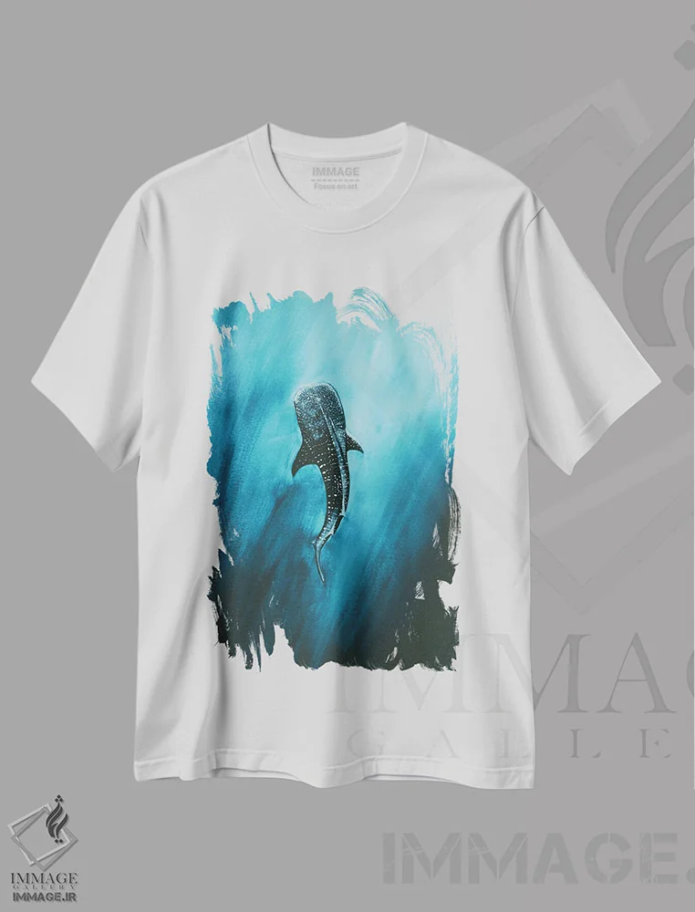 تیشرت سفید طرح دار کوسه نهنگ در اعماق، تزئینی اثر کارلی پرولد | فروشگاه ایماژ