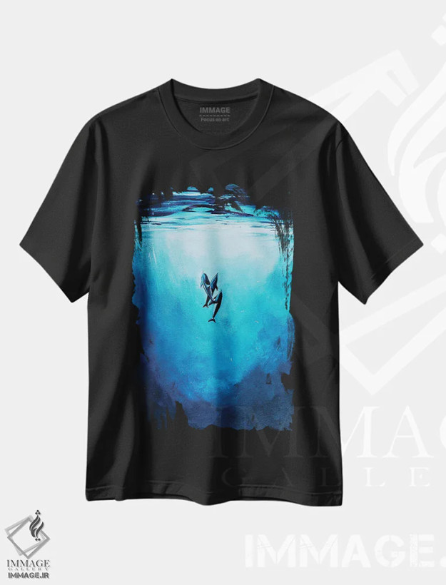 تیشرت مشکی طرح دار سطح دلفین ها، تزئینی اثر کارلی پرولد | فروشگاه ایماژ