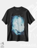 تیشرت مشکی طرح دار نهنگ های برفی در اعماق، تزئینی اثر کارلی پرولد | immage.ir