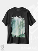 تیشرت مشکی طرح دار نور جنگل، دکور کلبه و لژ اثر کاترینا پیت | فروشگاه ایماژ
