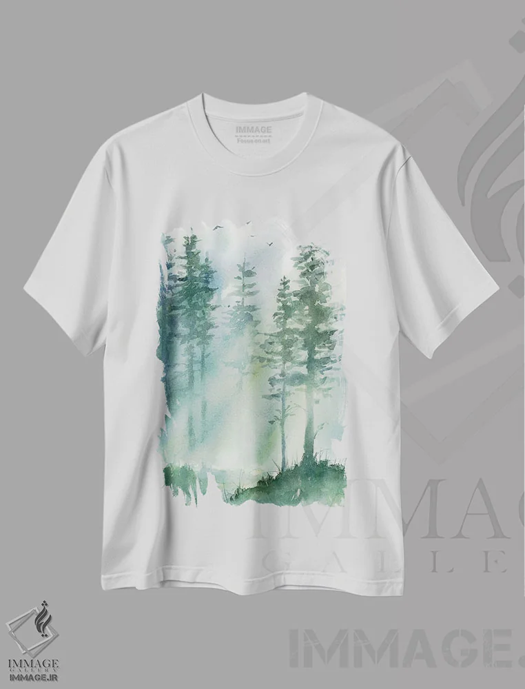 تیشرت سفید طرح دار نور جنگل، دکور کلبه و لژ اثر کاترینا پیت | immage.ir