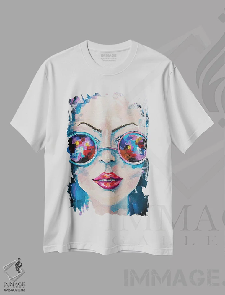 تیشرت سفید طرح دار دختر با عینک آفتابی، دکور معاصر اثر کوپتسووا آرت | immage.ir