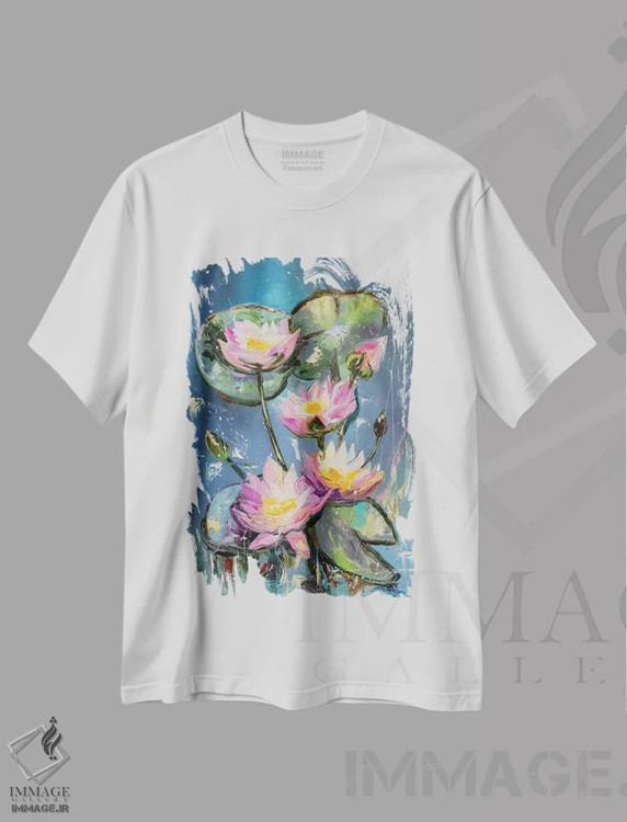 تیشرت سفید طرح دار نیلوفرهای آبی، دکور معاصر اثر کوپتسووا آرت | immage.ir