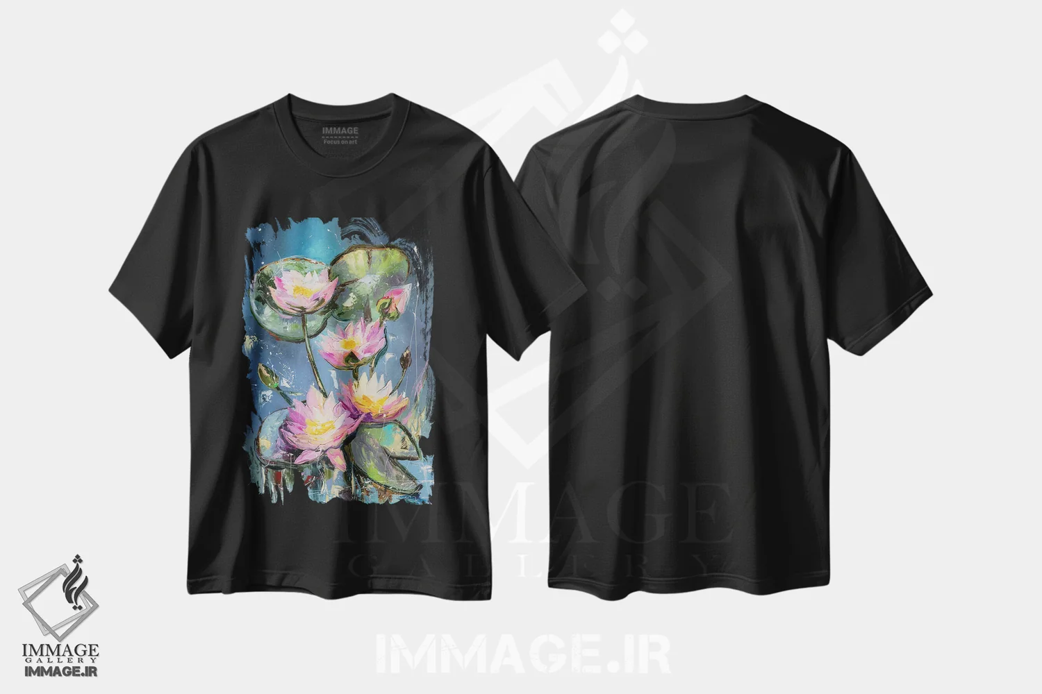 تیشرت مشکی طرح دار نیلوفرهای آبی، دکور معاصر اثر کوپتسووا آرت | فروشگاه ایماژ