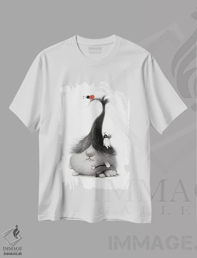 تیشرت سفید طرح دار جادوگر، هنر فاخر معاصر اثر کریستین آدام | immage.ir