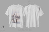 تیشرت سفید طرح دار فرشتگان سفید کامارگ XXXIII، مدیوم اثر دنیل کردان | فروشگاه ایماژ