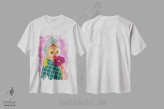 تیشرت سفید طرح دار دختر هلویی، دست نقاشی و طراحی دستی اثر کریستینا هولت کرانتز | immage.ir