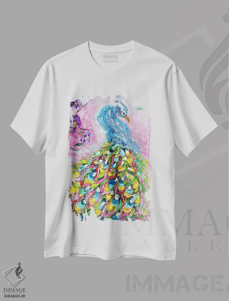 تیشرت سفید طرح دار رقص طاووس، هنر فاخر معاصر اثر کارن تارلتون | immage.ir