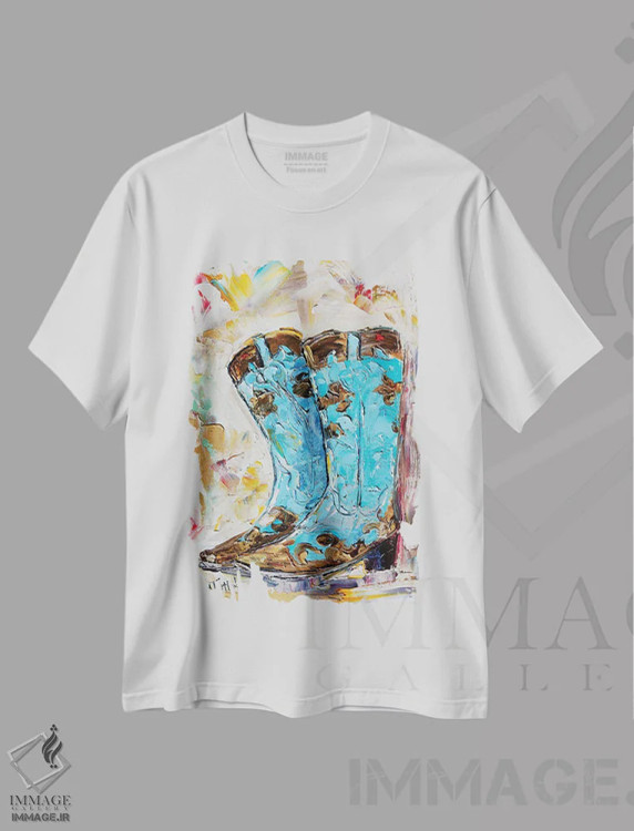 تیشرت سفید طرح دار چکمه های گاوچرانی، دکور معاصر اثر کارن تارلتون | immage.ir