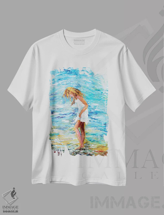 تیشرت سفید طرح دار دختر در ساحل، دکور ساحلی اثر کارن تارلتون | فروشگاه ایماژ