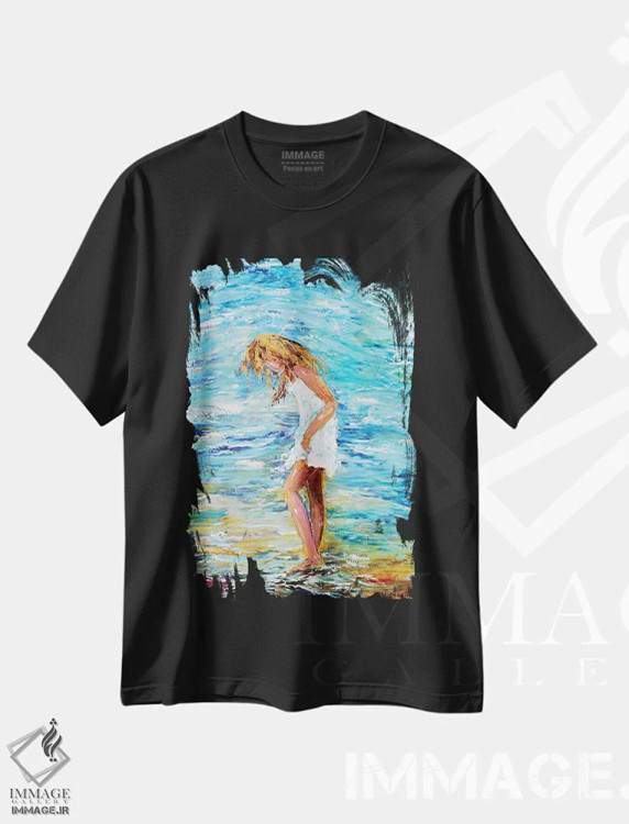 تیشرت مشکی طرح دار دختر در ساحل، دکور ساحلی اثر کارن تارلتون | immage.ir