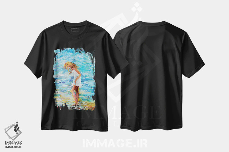 تیشرت مشکی طرح دار دختر در ساحل، دکور ساحلی اثر کارن تارلتون | immage.ir