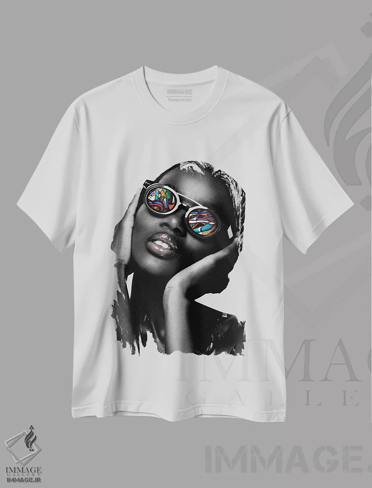تیشرت سفید طرح دار کالیدا I، هنر آمریکایی آفریقایی تبار اثر کارن اسمیت | فروشگاه ایماژ