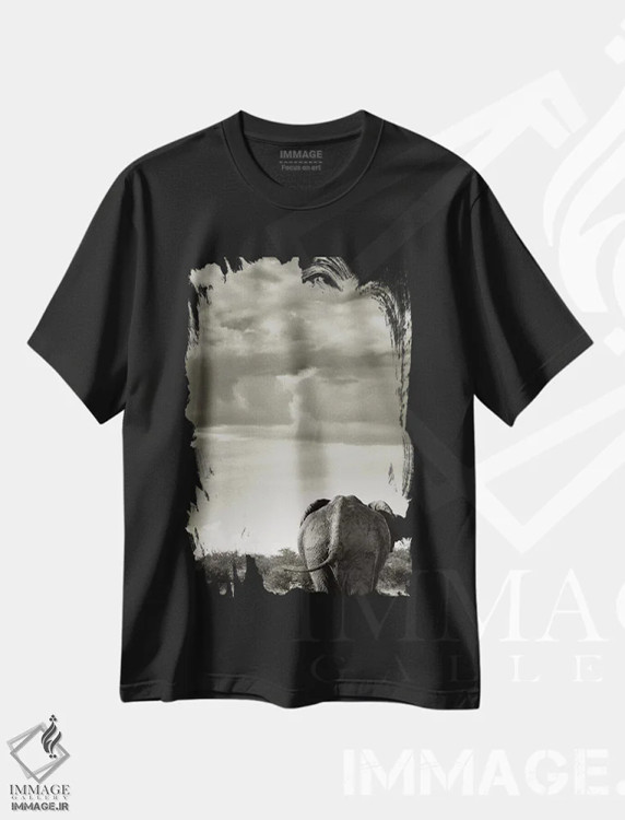تیشرت مشکی طرح دار فیل سیاه و سفید در حال بازگشت، عکاسی سیاه و سفید اثر کلاوس تیدگه | فروشگاه ایماژ