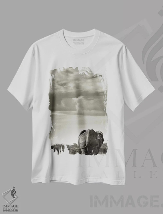 تیشرت سفید طرح دار فیل سیاه و سفید در حال بازگشت، عکاسی سیاه و سفید اثر کلاوس تیدگه | immage.ir