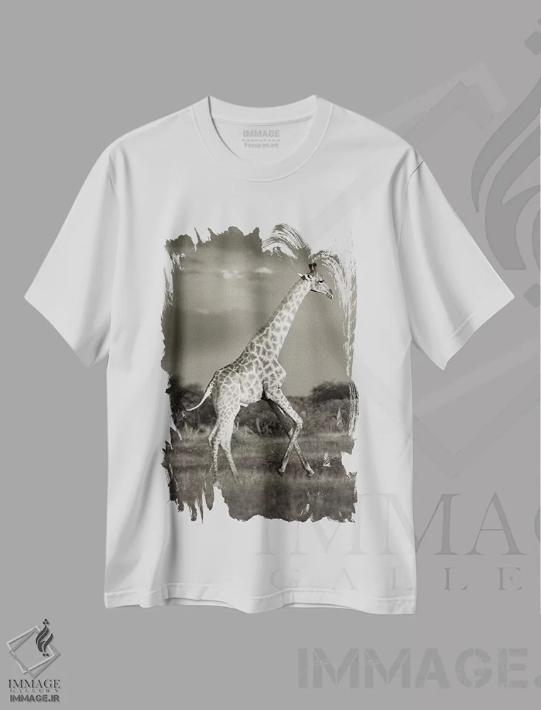 تیشرت سفید طرح دار زرافه تنها سیاه و سفید، عکاسی سیاه و سفید اثر کلاوس تیدگه | immage.ir