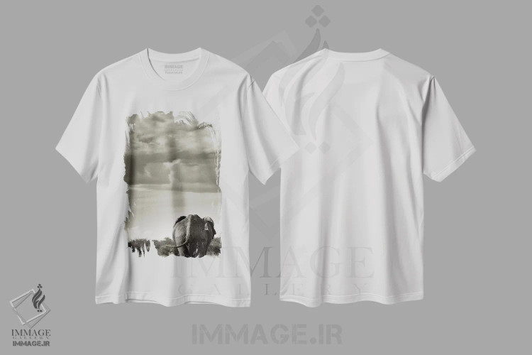 تیشرت سفید طرح دار فیل سیاه و سفید در حال بازگشت، عکاسی سیاه و سفید اثر کلاوس تیدگه | immage.ir