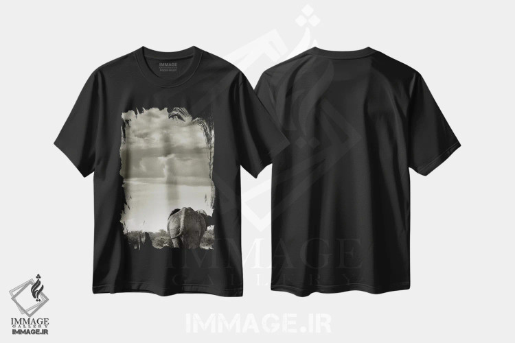 تیشرت مشکی طرح دار فیل سیاه و سفید در حال بازگشت، عکاسی سیاه و سفید اثر کلاوس تیدگه | فروشگاه ایماژ