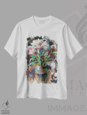 تیشرت سفید طرح دار دسته گل گل صدتومانی صورتی، تزئینی اثر کاتارینا والِوا | فروشگاه ایماژ