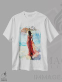 تیشرت سفید طرح دار دختر با لباس قرمز کنار دریا، دکور ساحلی اثر کاتارینا والِوا | فروشگاه ایماژ