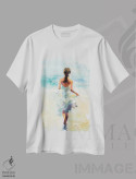 تیشرت سفید طرح دار دختر در حال دویدن روی موج ها، تزئینی اثر کاتارینا والِوا | immage.ir
