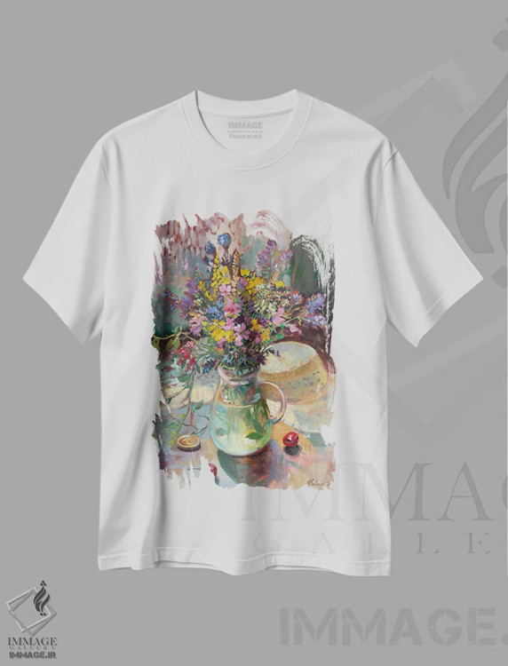 تیشرت سفید طرح دار دسته گل چمنی و کلاه حصیری، تزئینی اثر کاتارینا والِوا | فروشگاه ایماژ