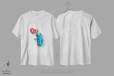 تیشرت سفید طرح دار خرس پلاستیکی با قلب، تزئینی اثر کاتارینا والِوا | immage.ir