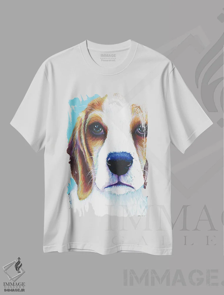 تیشرت سفید طرح دار بیگل روی زمینه آبی آبی، مدیوم اثر کیرستین وود | فروشگاه ایماژ