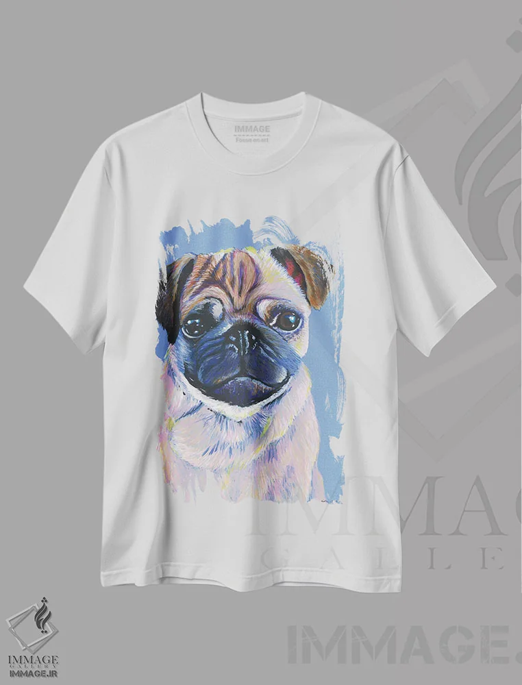 تیشرت سفید طرح دار پاگ روی زمینه آبی، مدیوم اثر کیرستین وود | immage.ir
