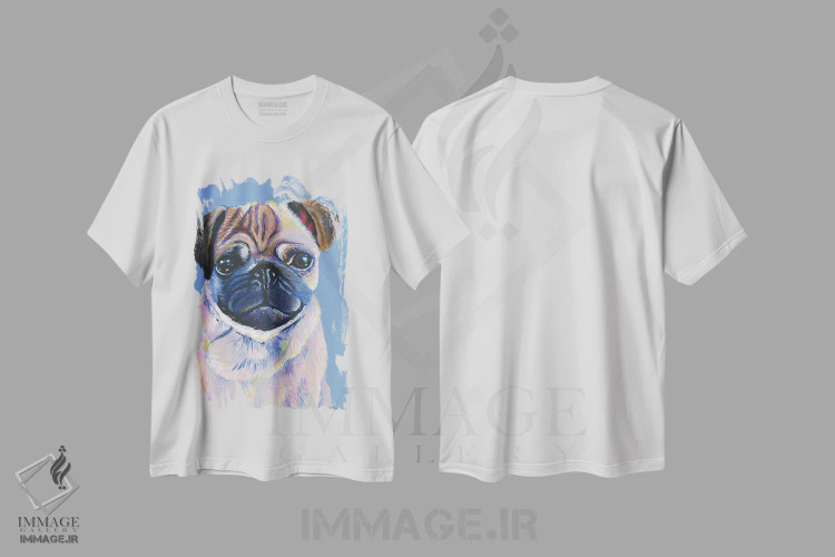 تیشرت سفید طرح دار پاگ روی زمینه آبی، مدیوم اثر کیرستین وود | immage.ir