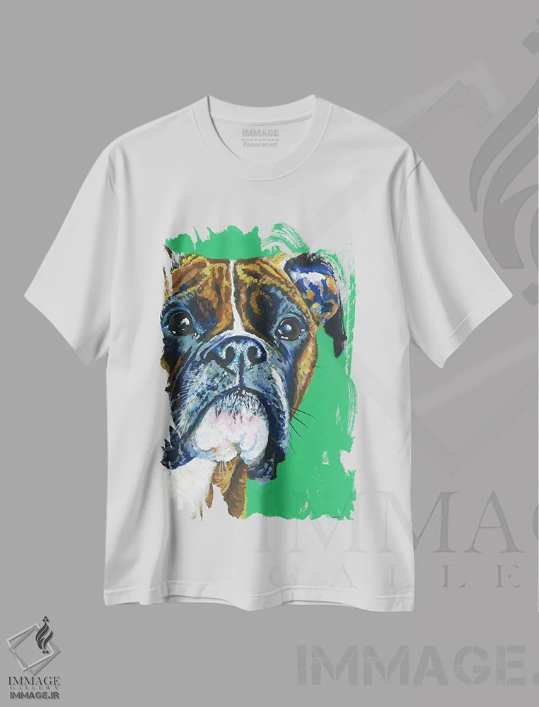 تیشرت سفید طرح دار باکسر روی زمینه زمردی، مدیوم اثر کیرستین وود | immage.ir