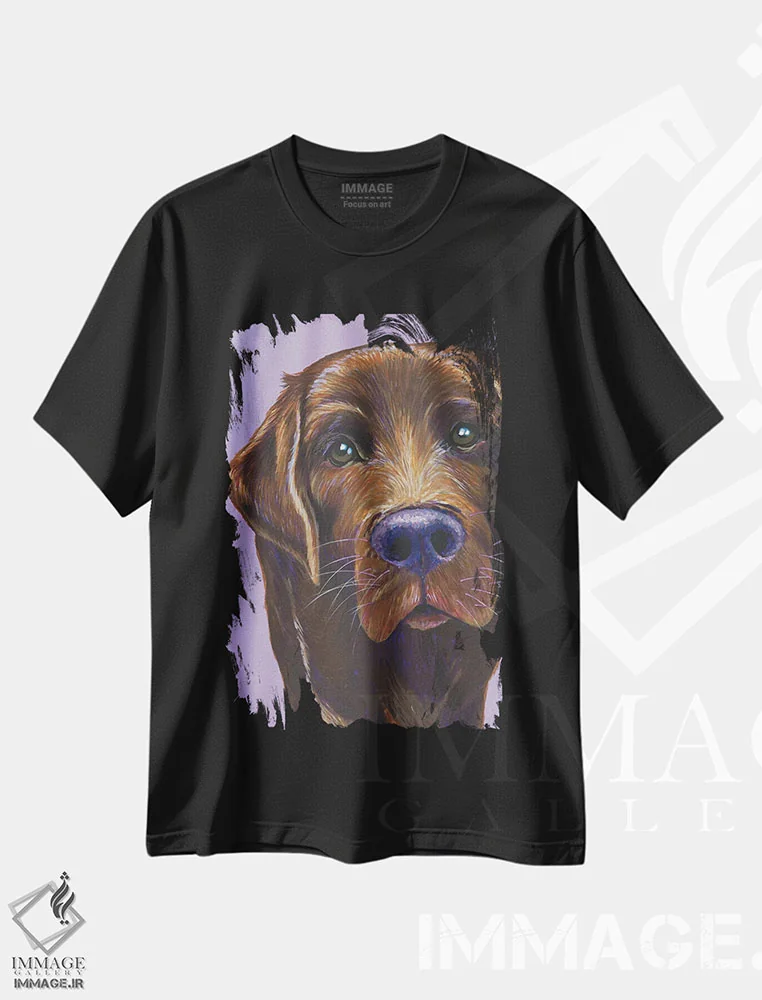 تیشرت مشکی طرح دار لابرادور قهوه ای روی زمینه یاسی، مدیوم اثر کیرستین وود | immage.ir