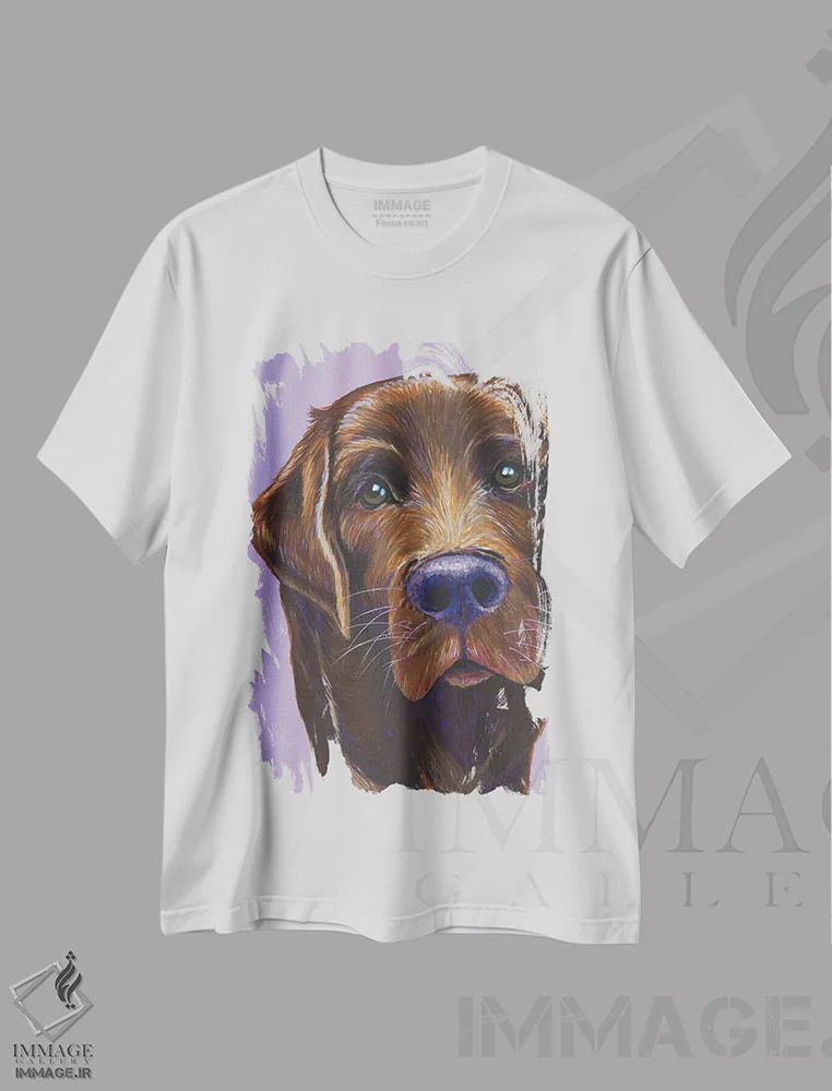 تیشرت سفید طرح دار لابرادور قهوه ای روی زمینه یاسی، مدیوم اثر کیرستین وود | فروشگاه ایماژ
