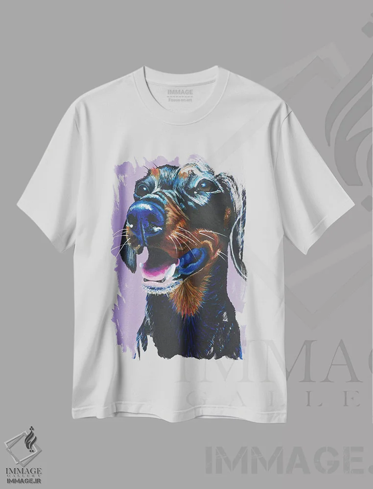 تیشرت سفید طرح دار داشهوند روی زمینه یاسی، مدیوم اثر کیرستین وود | فروشگاه ایماژ