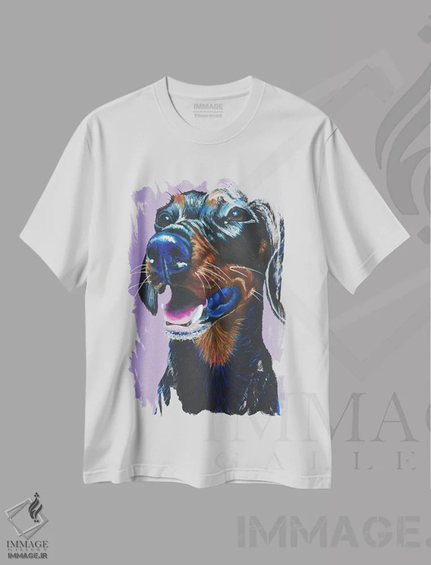 تیشرت سفید طرح دار داشهوند روی زمینه یاسی، مدیوم اثر کیرستین وود | فروشگاه ایماژ