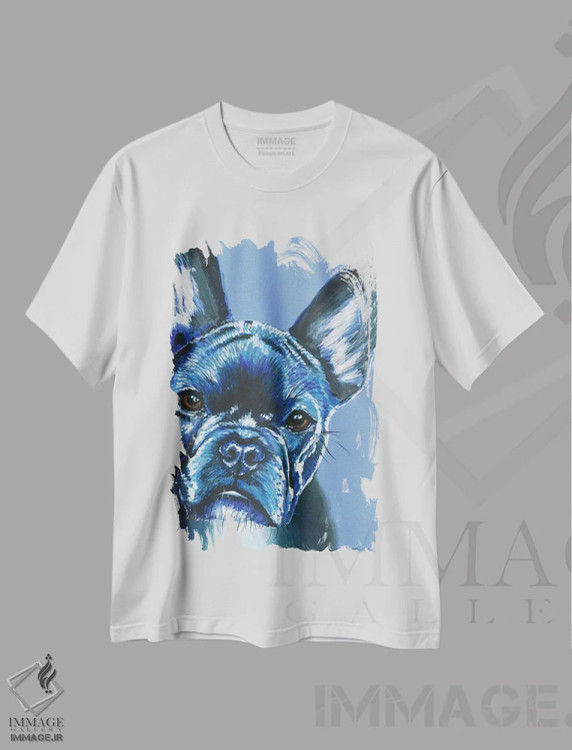 تیشرت سفید طرح دار فرنچ بولداگ روی زمینه آبی، مدیوم اثر کیرستین وود | immage.ir