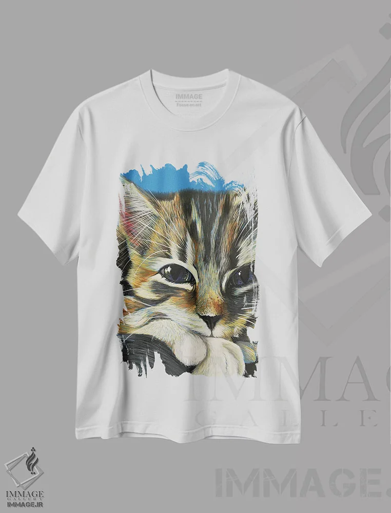 تیشرت سفید طرح دار گربه راه راه روی زمینه آبی، مدیوم اثر کیرستین وود | فروشگاه ایماژ