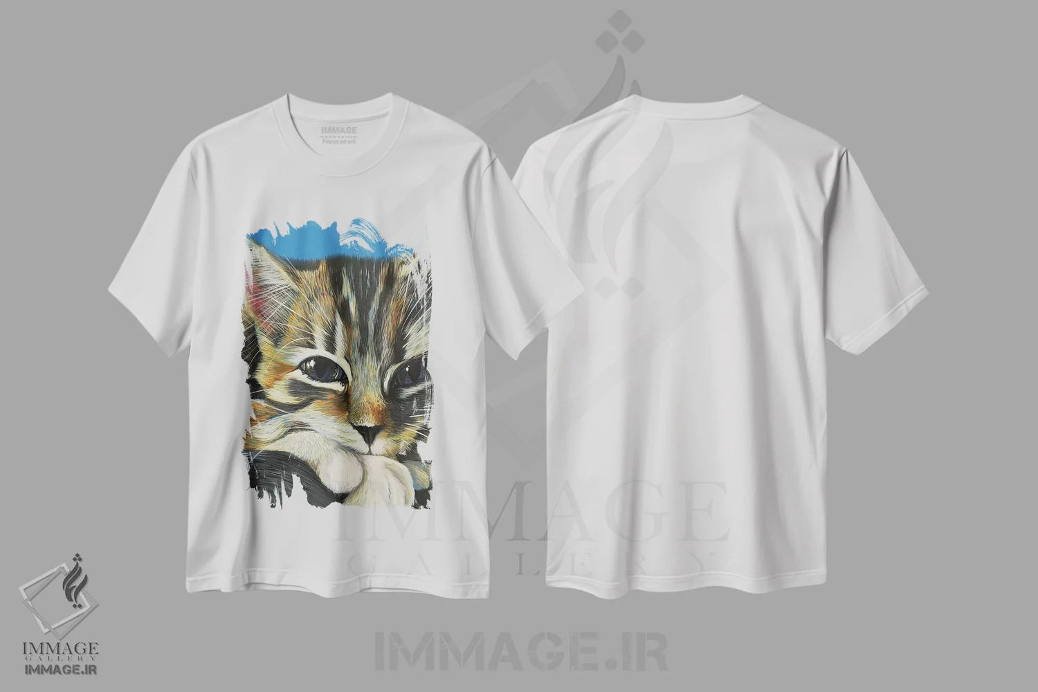 تیشرت سفید طرح دار گربه راه راه روی زمینه آبی، مدیوم اثر کیرستین وود | فروشگاه ایماژ