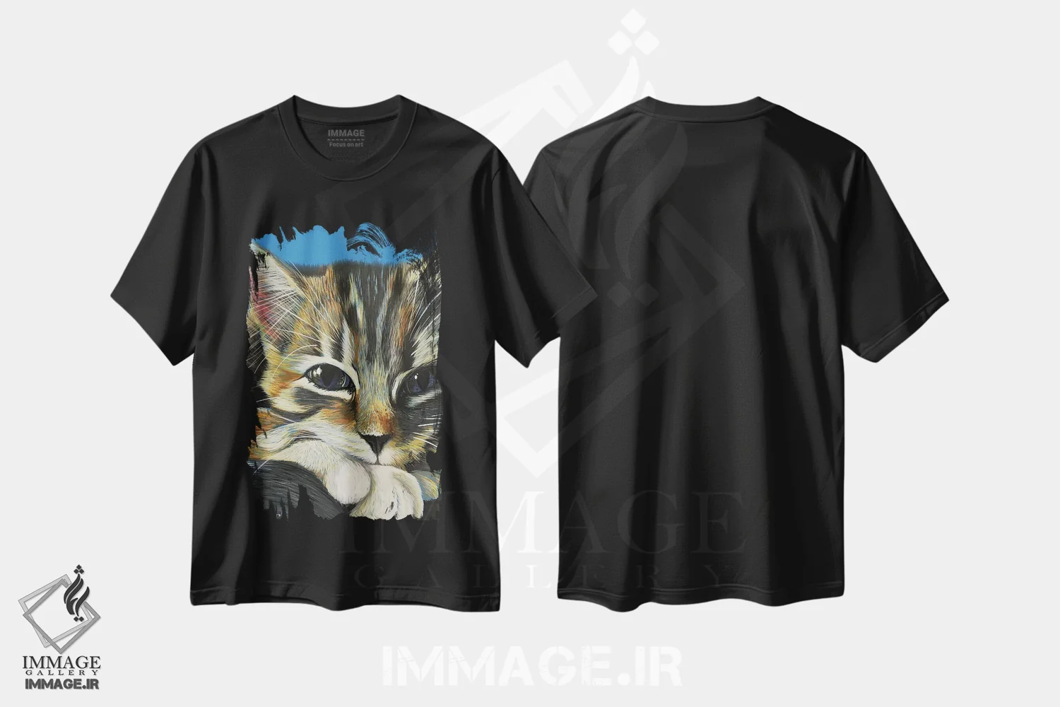 تیشرت مشکی طرح دار گربه راه راه روی زمینه آبی، مدیوم اثر کیرستین وود | immage.ir