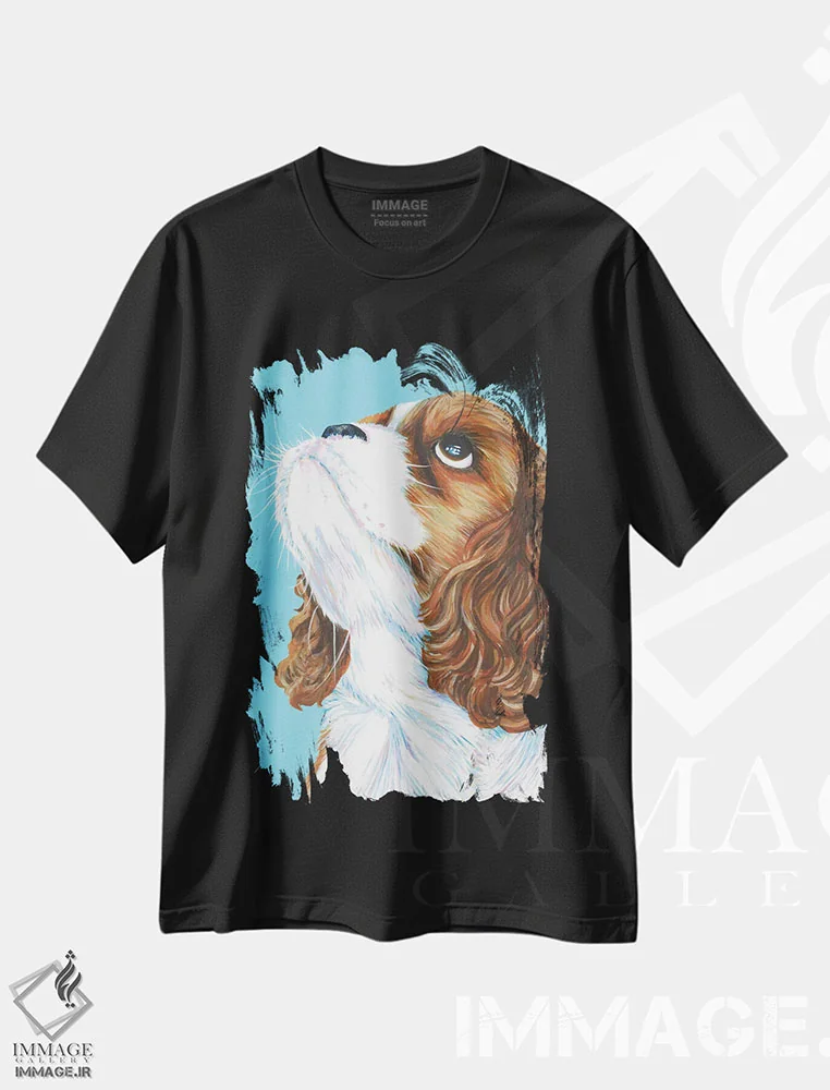تیشرت مشکی طرح دار کاولیر کینگ چارلز روی زمینه آبی آبی، مدیوم اثر کیرستین وود | immage.ir