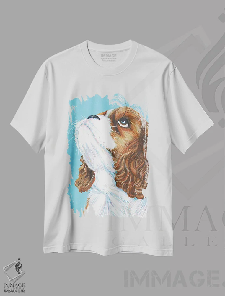 تیشرت سفید طرح دار کاولیر کینگ چارلز روی زمینه آبی آبی، مدیوم اثر کیرستین وود | فروشگاه ایماژ