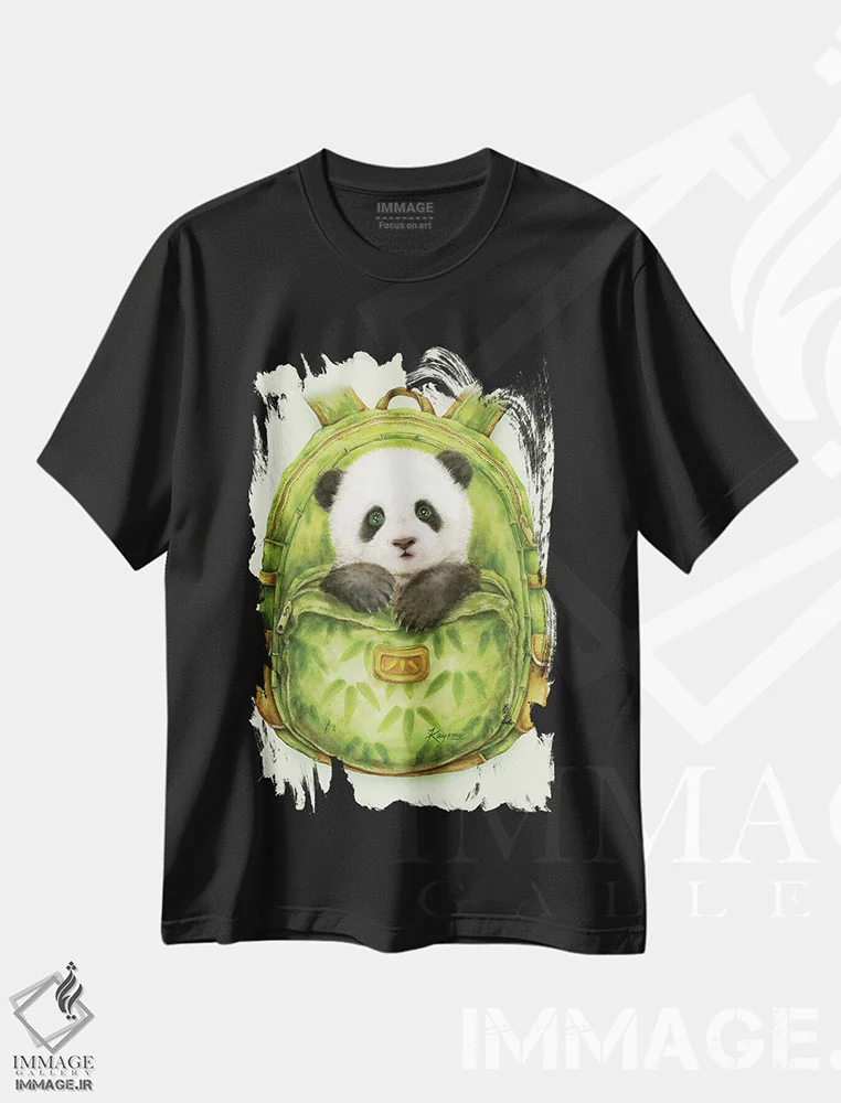 تیشرت مشکی طرح دار پاندا با کوله پشتی، تزئینی اثر کایومی هارای | immage.ir