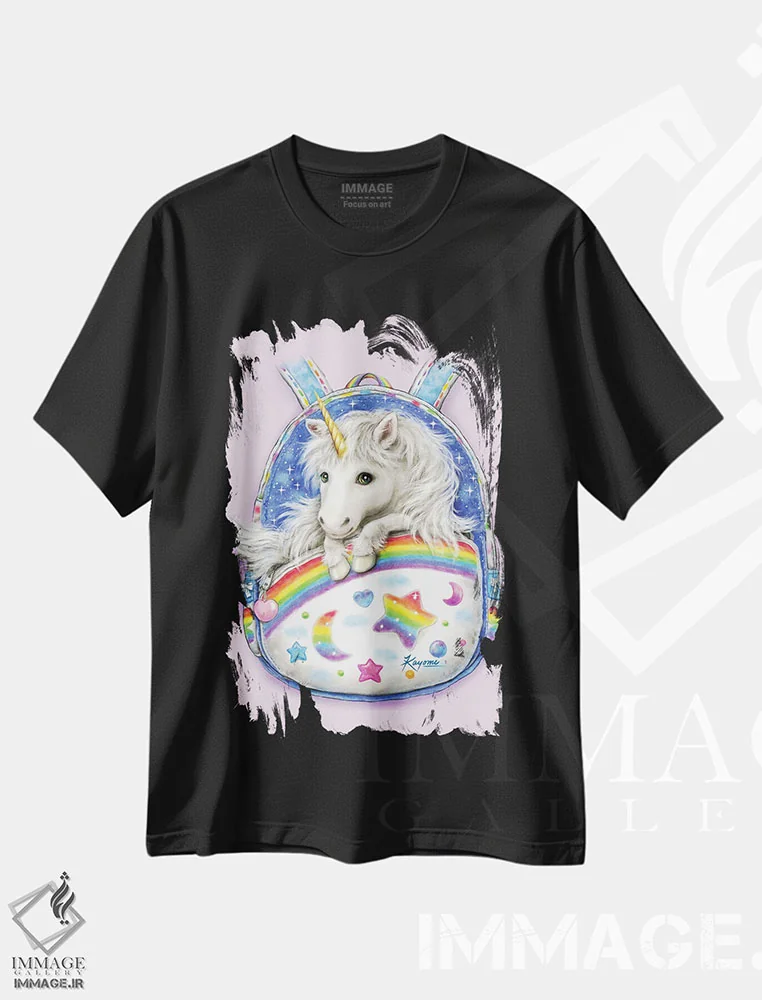 تیشرت مشکی طرح دار یونیکورن کوله پشتی دار، تزئینی اثر کایومی هارای | immage.ir