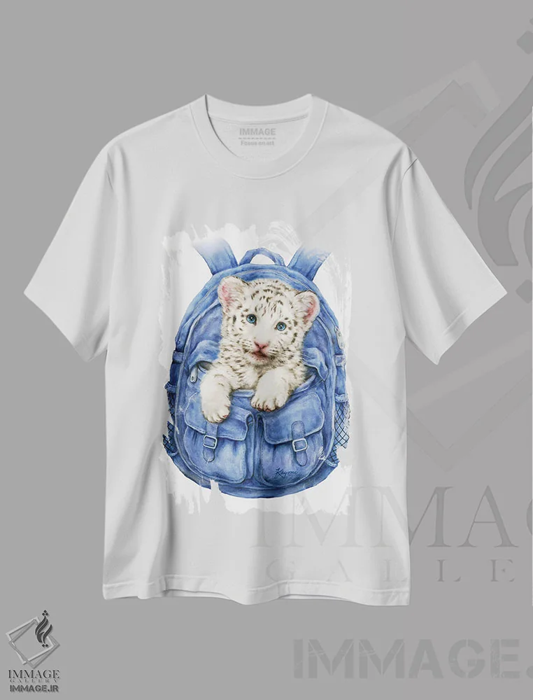 تیشرت سفید طرح دار ببر سفید با کوله پشتی، تزئینی اثر کایومی هارای | immage.ir