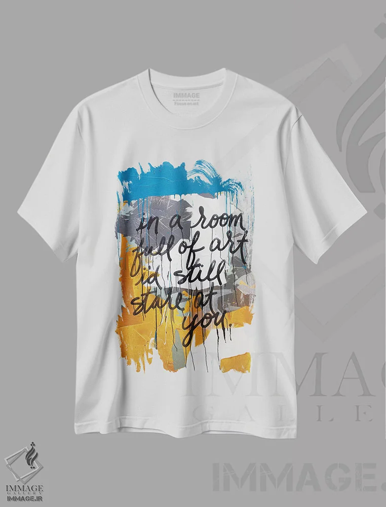 تیشرت سفید طرح دار در یک اتاق بزرگ، تزئینی اثر کنت یانگستروم | فروشگاه ایماژ