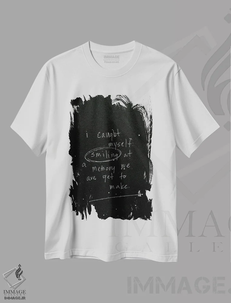 تیشرت سفید طرح دار خودم را در حال لبخند زدن دیدم، هنر فاخر معاصر اثر کنت یانگستروم | فروشگاه ایماژ