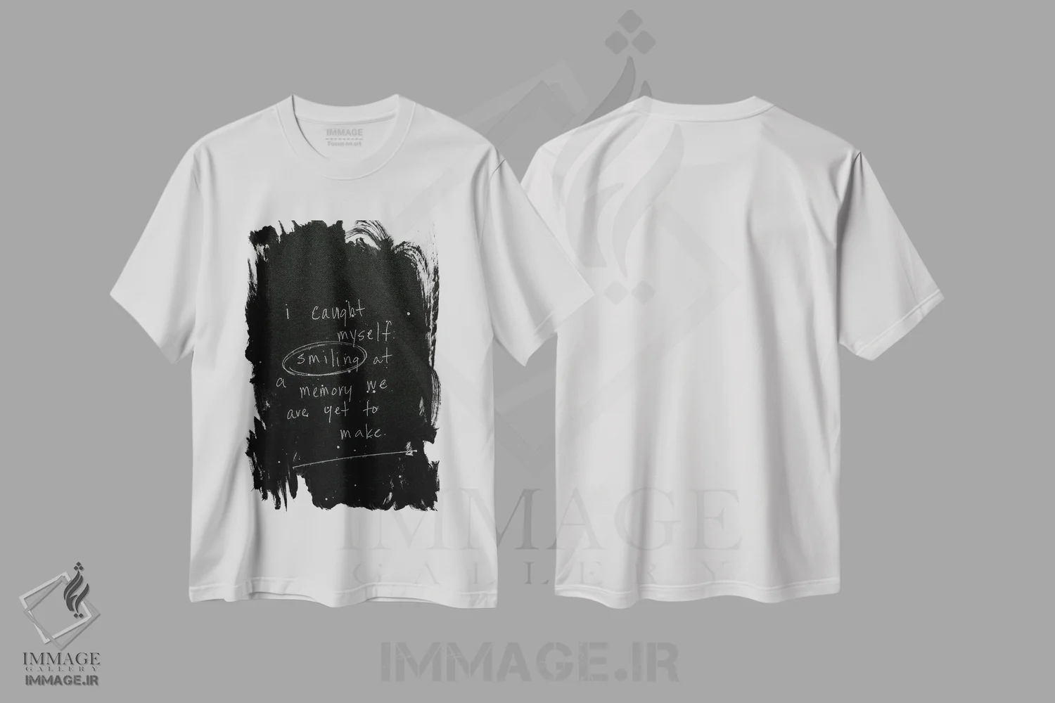 تیشرت سفید طرح دار خودم را در حال لبخند زدن دیدم، هنر فاخر معاصر اثر کنت یانگستروم | فروشگاه ایماژ